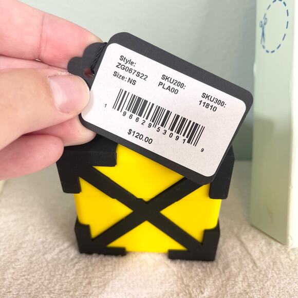 Off-White Silicone Arrow 2nd Generation Airpod Case nwt - Picture 7 of 9